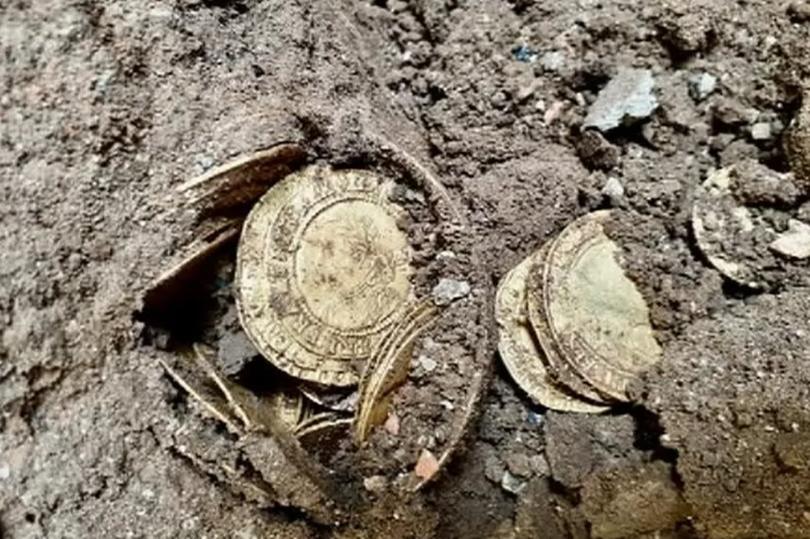 Zlaté mince nalezené pod podlahou se prodaly ze ohromující částku